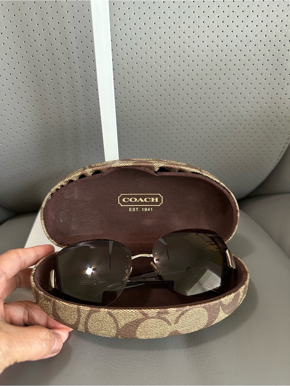 COACH Women's Brown Gradient Lens Sunglasses with Signature Case VGUC